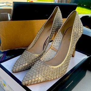Like New Nine West nude/gold heels worn once